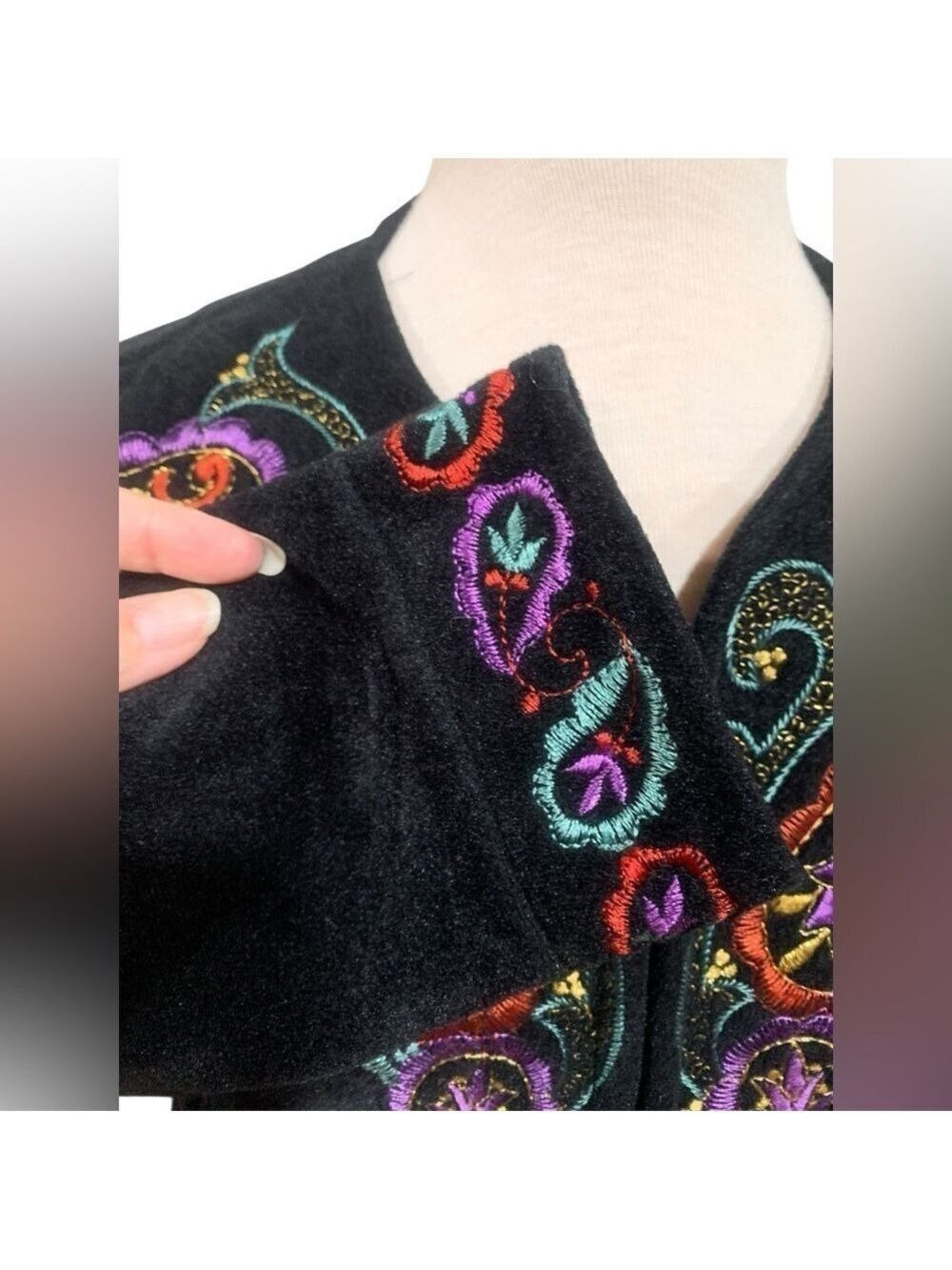 Vntg embroidered Vanity Fair black plush front zip house robe with two pockets - Picture 3 of 7
